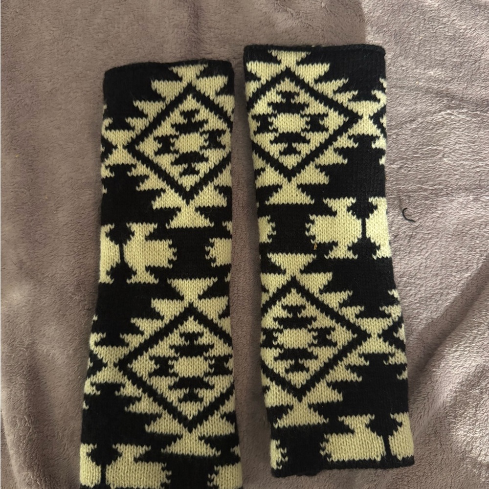 Lucky Brand Black and Cream Knit Fingerless Gloves - Picture 4 of 4